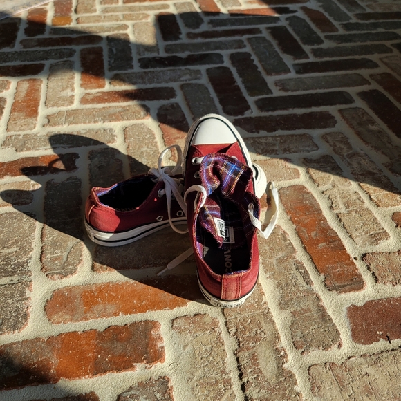 Red Chuck Taylor Converse size 6 - Picture 2 of 3